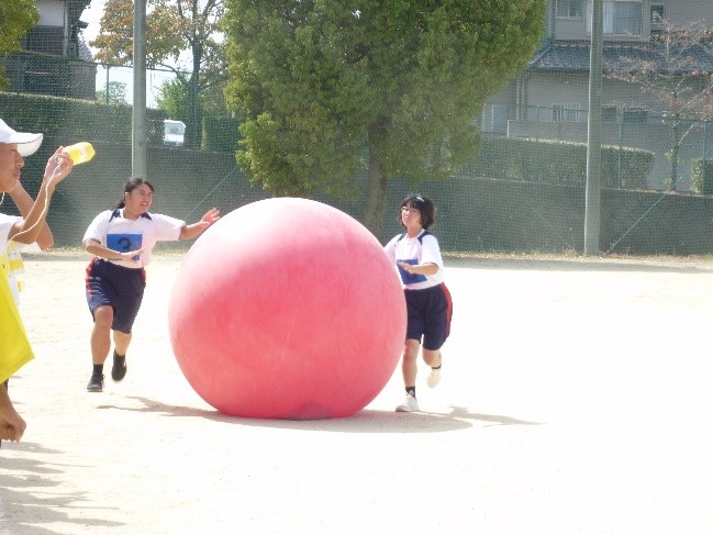 3年生学年種目(大玉転がし)